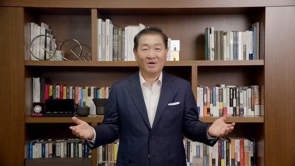 ▲ 삼성전자가 8일부터 이틀간 '삼성 AI 포럼 2022'를 개최한다. '삼성 AI 포럼' 첫째날 삼성전자 한종희 대표이사 부회장이 영상을 통해 개회사를 하고 있다./뉴시스