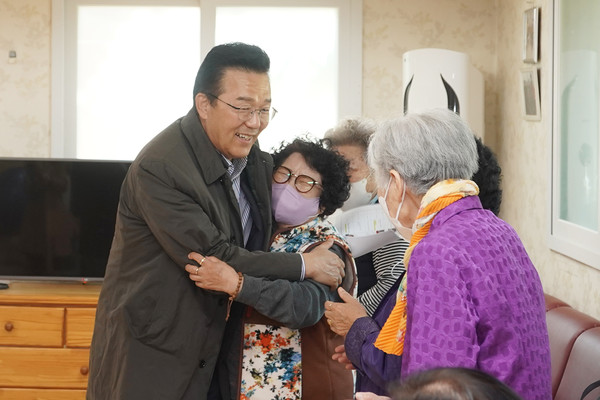 ▲ 경로당 방문한 이재호 연수구청장.