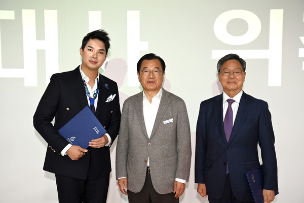 ▲ 하남시, 전 육군참모총장 장준규·가수 류지광 홍보대사 위촉(왼쪽부터 가수 류지광, 하남시장 이현재, 전 육군참모총장 장준규).