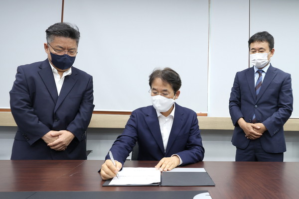 ▲ 이동환 고양시장(가운데), 경기 경제자유구역 추가 지정 후보지로 선정 관련 서류 작성중인 모습.