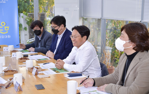 ▲ 월요대화 진행하는 강기정 광주광역시장(오른쪽 두번째).
