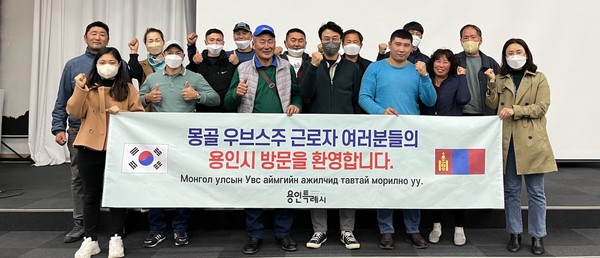 ▲ 일손 부족에 시달리고 있는 관내 농가들을 돕기 위해 외국인 계절근로자 프로그램으로 몽골 우브스주에서 근로자 7명이 입국했다.
