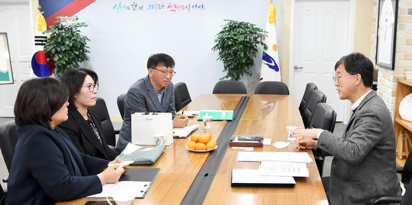 ▲ 이민근 안산시장(오른쪽), 안산시남자단기청소년쉼터와 이야기 나누는 모습.