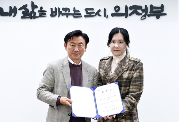 ▲ 김동근 의정부시장(왼쪽), 의정부시장애인체육회 신임이사 위촉 후 기념사진 촬영.