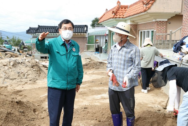 ▲ 주낙영 경주시장, 불국 진티 소하천 주변 침수피해 점검중인 모습.