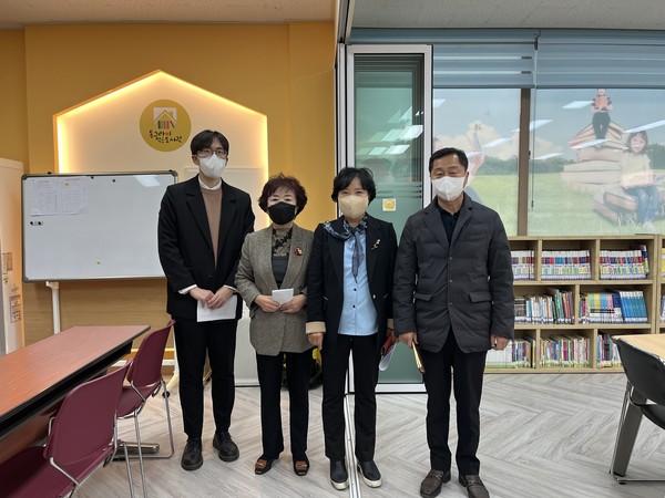 ▲ 안양시의회 보사환경위원회, 안양시 작은도서관 현장방문 모습.