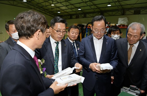 ▲ 농림축산식품부와 한국농수산식품유통공사, 한국산 유기농 쌀 500톤 미국 수출계약 기념해 초도 수출 선적식 진행중인 모습.
