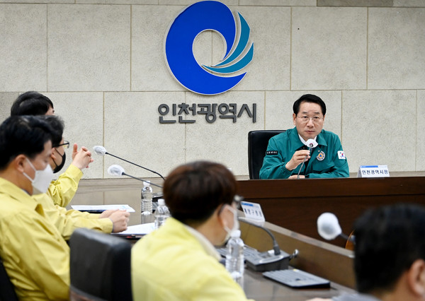 ▲ 유정복 인천광역시장이 ‘재난취약분야 종합안전대책 점검회의’에서 군수·구청장 및 유관기관과 주요사항을 점검하고 있다.
