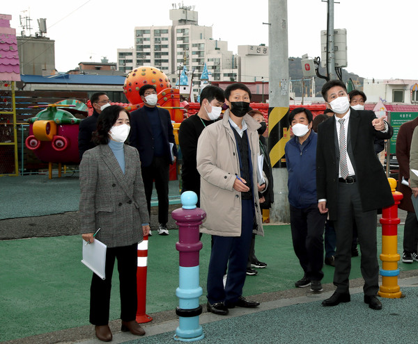 ▲ 동화마을 현장방문한 김정헌 중구청장.