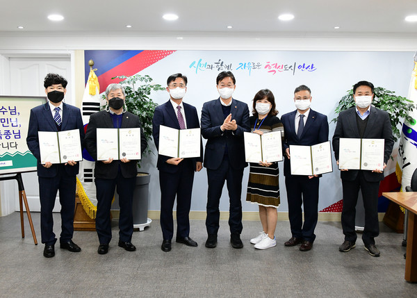 ▲ 이민근 안산시장(가운데), 시민 무료 법률상담실 전담 법률상담위원 위촉 후 기념사진 촬영.