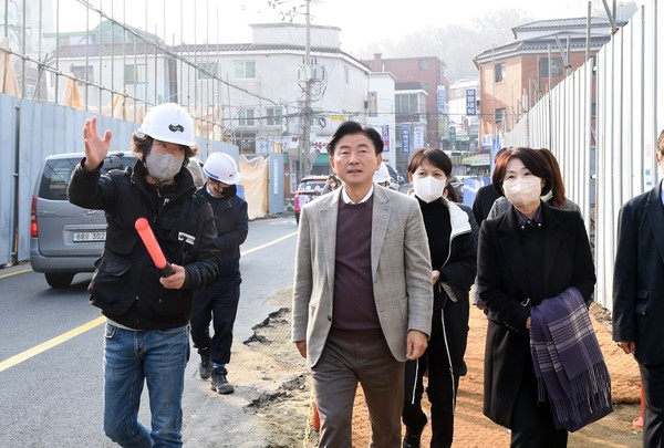 ▲ 김동근 의정부시장, 의정부초등학교 통학로 살펴보는 모습.