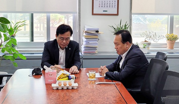 ▲ 이권재 오산시장, 국회 방문해 국비 지원 요청 하는 모습.