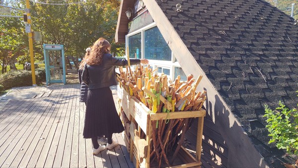▲ 광교산 등산안내소 앞에 비치된 지팡이.