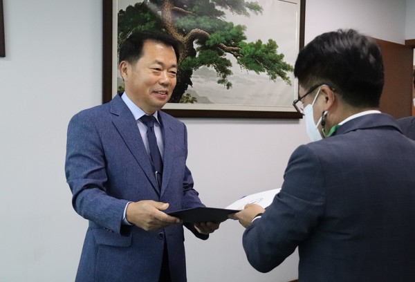 ▲ 김진태 시설운영본부장 공학박사 학위 취득 모습.