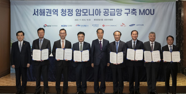 ▲ 삼성엔지니어링 최성안 사장(왼쪽 두번째)이 참여사 대표들과 기념촬영을 하고 있다./뉴시스