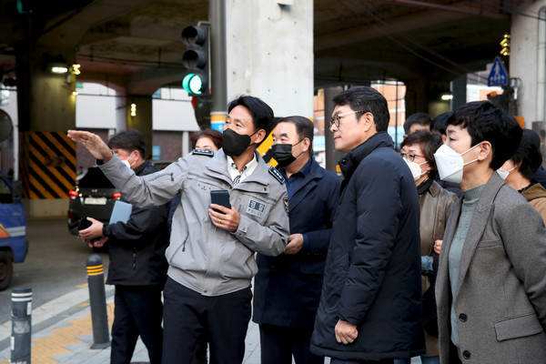 ▲ 성수동 지역 교통불편 지점 현장점검하는 정원오 구청장.