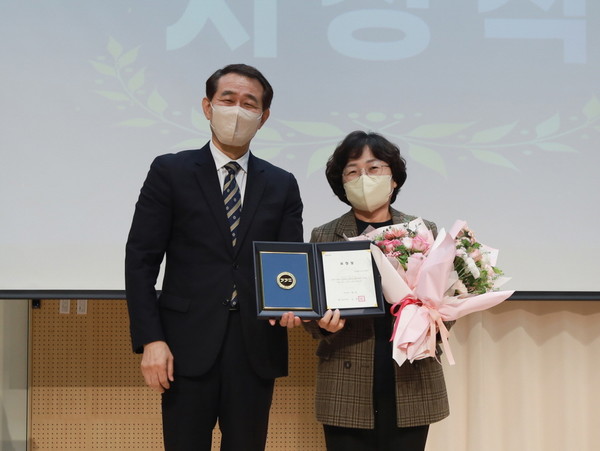▲ 성남시청소년재단, 경기도청소년지도자대회 표창 수상 기념사진 촬영.