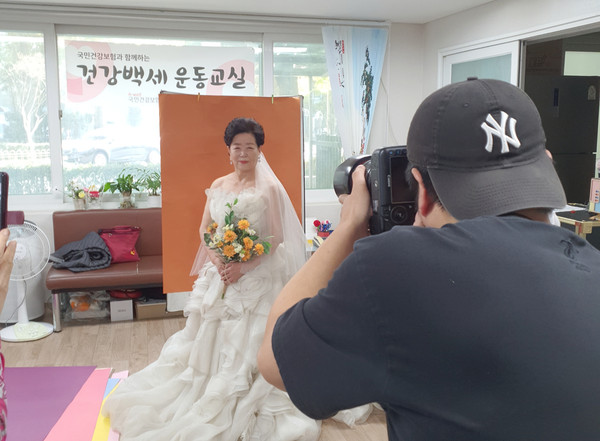 ▲ 어르신 사진 촬영 모습.