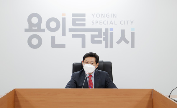 ▲ 이상일 용인특례시장이 지난 7일 간부공무원 회의에서 수능 대책을 수립할 것을 지시하고 있다.