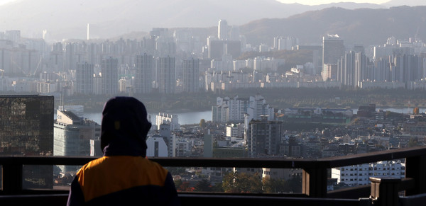 ▲ 서울 용산구 남산에서 시민이 아파트단지를 바라보고 있다. /뉴시스