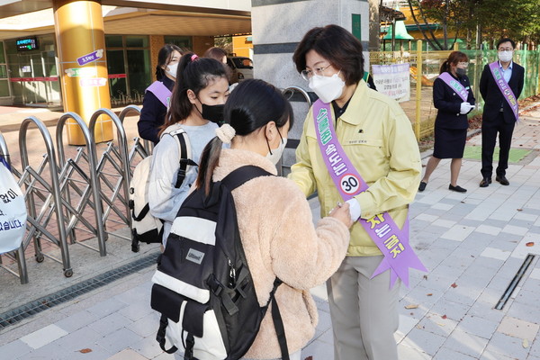 어린이보호구역 교통안전캠페인을 펼치고 있는 김보라 안성시장