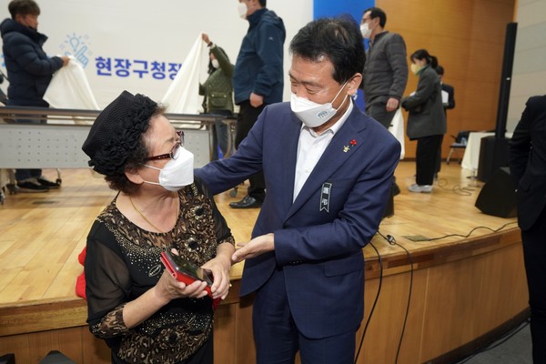 ▲ 이승로 성북구청장이 이경화 씨(월곡1동)에게 감사를 전하고 있다.