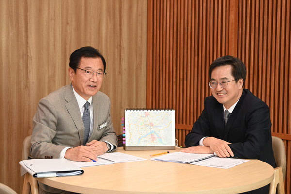 ▲ 이현재 하남시장(왼쪽), 김동연 시장과 하남시 현안 논의중인 모습.