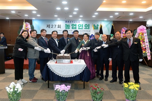 ▲ 이권재 오산시장(왼쪽에서 네번째), 농업인의 날 행사 참석해 기념사진 촬영.