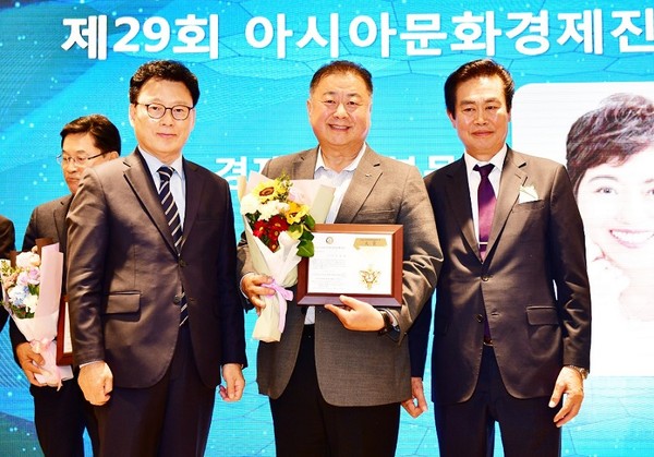 ▲ 김경일 파주시장(가운데) ‘제29회 2022 아시아문화경제진흥대상’ 시상식에서 지방자치단체부문 대상 수상 후 기념사진 촬영.