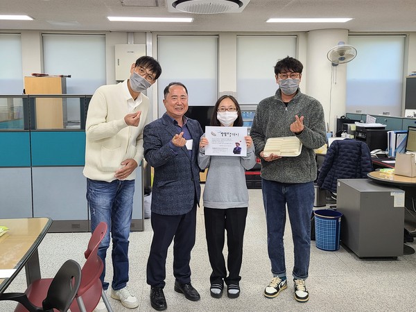 ▲ 직원과 가래떡을 나누는 김현광 대표이사.