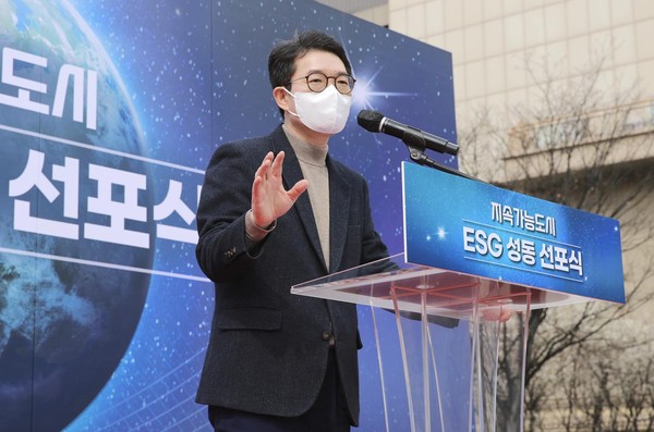 ▲ 지난 3월 왕십리광장에서 진행한 ‘지속가능도시 ESG 성동 선포식’에 참석한 정원오 성동구청장.