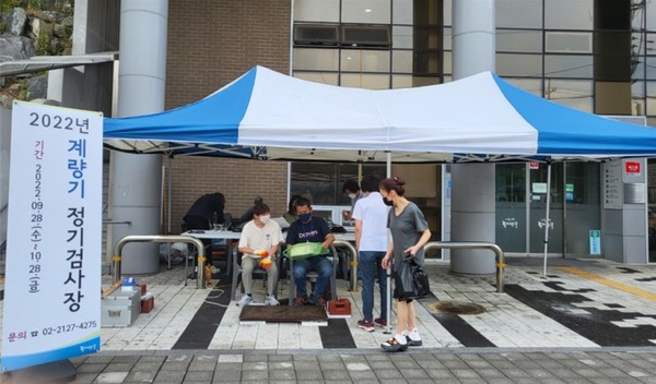 ▲ 답십리1동에서 진행된 2022년 계량기 정기검사.