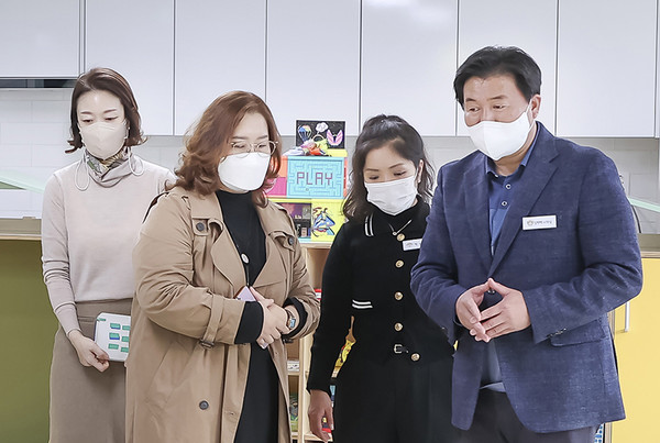▲ 임병택 시흥시장, 다-가치 자람터 교육 특강 참관 중인 모습.