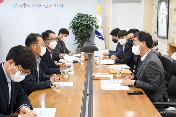 ▲ 이민근 안산시장(오른쪽), 한국농어촌공사 화안사업단 협력 간담회 참석해 회의 진행중인 모습.