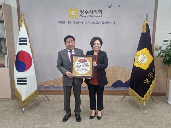▲ 강혜숙 시의원(사진 오른쪽)과 윤창철 시의장(왼쪽)이 대한민국 책 읽는 의원 대상 상장을 함께 들고 기념촬영을 하고 있다.