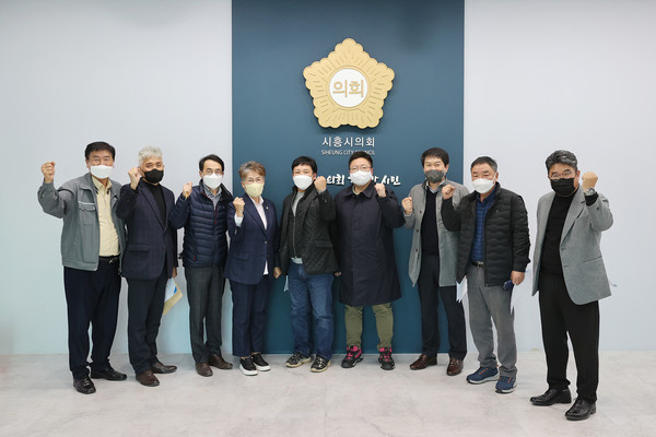 ▲ 시흥시의회 대한건설협회 시흥시협의회와 간담회 기념사진.