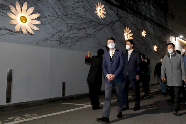 ▲ 새로 단장한 2호선 용답역 철길의 디자인월을 따라 걷고 있는 정원오 성동구청장.