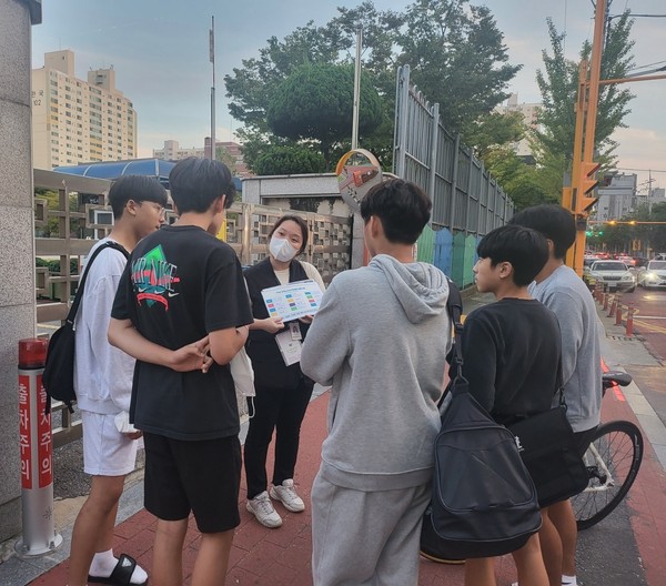 ▲ 연수구 꿈드림센터, 학교 밖 청소년 찾아가는 거리상담 진행 모습.