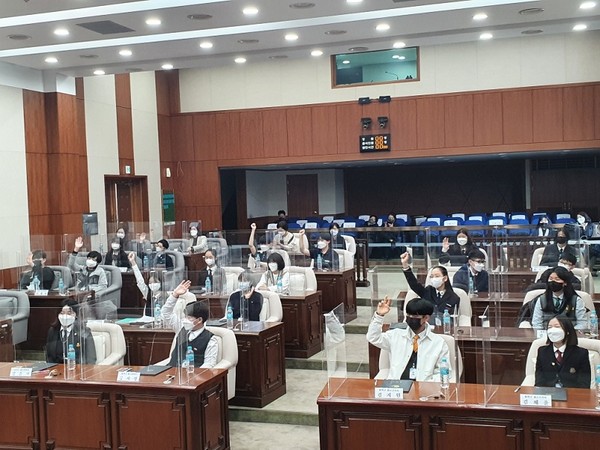 ▲ 지난 4월 8일 동작구의회 본회의장에서 진행된 제8대 동작구 청소년의회 발대식 모습.