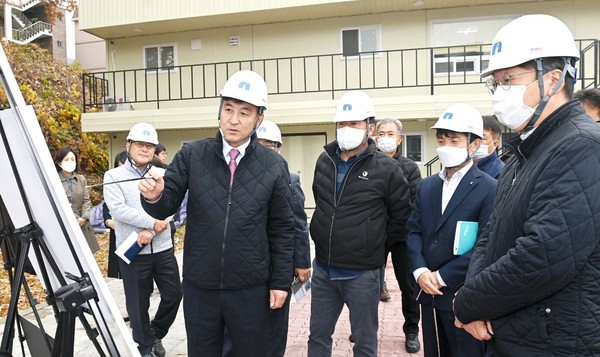 ▲ 방세환 시장(왼쪽 끝), 공약사항 사업현장 방문.