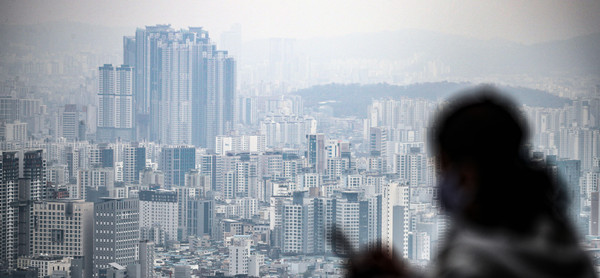 ▲ 서울 남산공원에서 바라본 시내 아파트 단지의 모습. /뉴시스