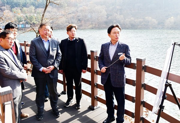 ▲ 김경일 파주시장, 마장호수 순환형 산책로 점검중인 모습.