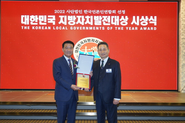 ▲ 이승로 성북구청장(왼쪽)이 2022년도 대한민국 지방자치 발전대상 시상식에서 주민복지 부문에서 대상을 수상했다.