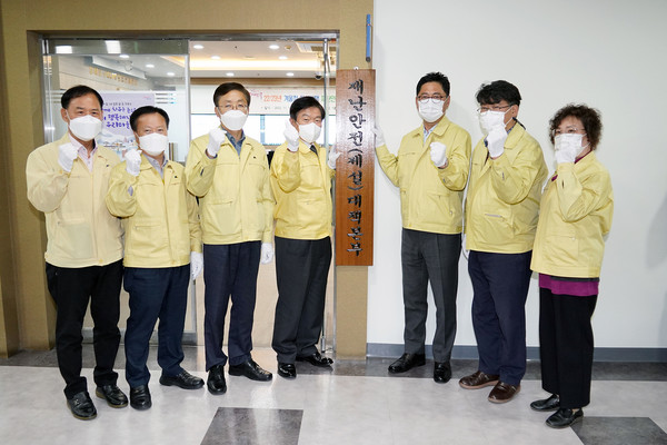 ▲ 동대문구 재난안전대책본부 개소식에서 이필형 동대문구청장(왼쪽 네 번째)과 구 간부들이 기념촬영을 하고 있다.