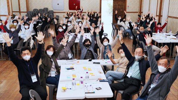 ▲ 김보라 안성시장, 명예사회복지공무원 워크숍 참석자들과 기념사진 촬영.