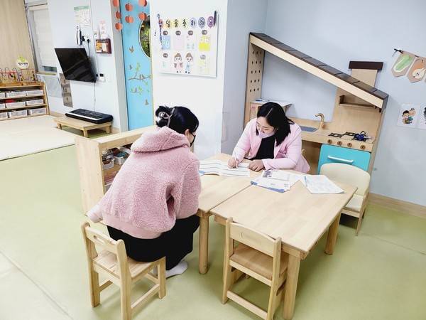 ▲ 경기도사회서비스원 영유아조기선별검사 및 맞춤형 상담 서비스 진행중인 모습.