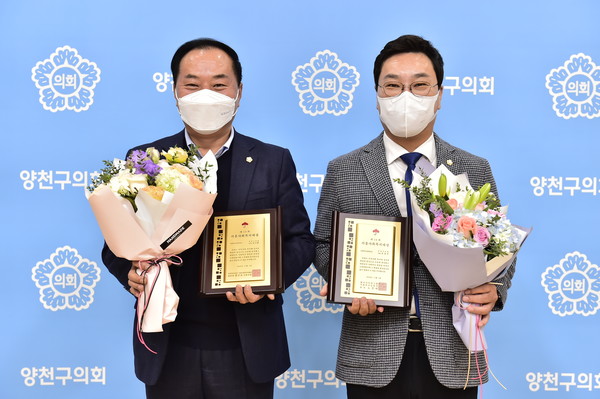 ▲ ‘제13회 서울사회복지大賞’ 수상 (좌)공기환 의원 (우)유영주 의원.