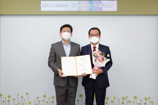 ▲ 용인시산업진흥원 제8대 배명곤 원장 취임 기념사진.
