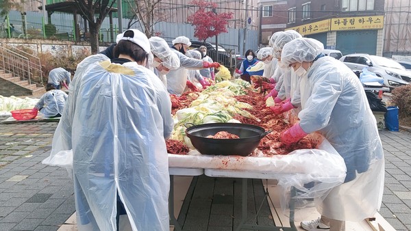 ▲ 성남산업진흥원, 더조은 학부모 봉사단과 함께 김장 중인 모습.