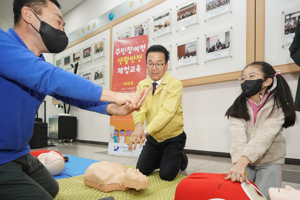 ▲ 심폐소생술 교육 받는 이재호 연수구청장.